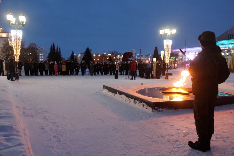 В Нарьян-Маре офицеры и ветераны Росгвардии приняли участие в торжественном митинге в честь Дня Неизвестного Солдата