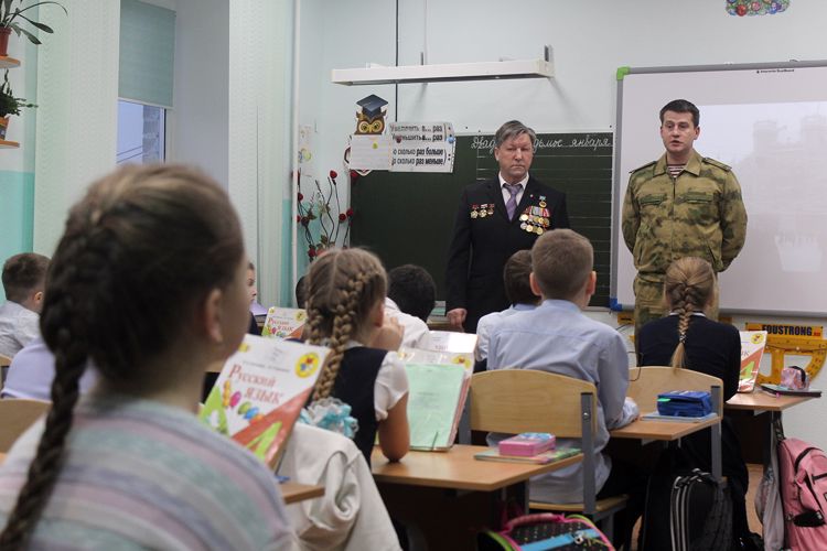 Представители Росгвардии провели для школьников НАО «Урок мужества», посвящённый Дню снятия блокады Ленинграда