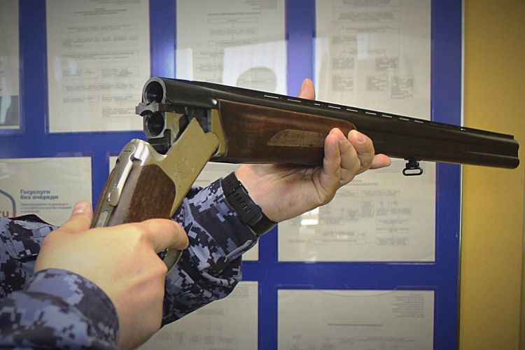 Сотрудники Росгвардии разъясняют жителям Ненецкого автономного округа условия программы по добровольной сдаче оружия