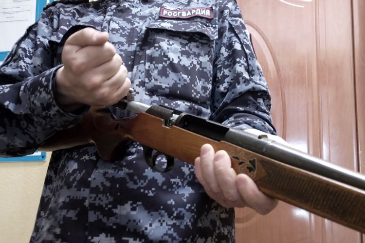 Сотрудники Росгвардии объясняют жителям НАО, как получить вознаграждение за добровольную сдачу нелегального оружия
