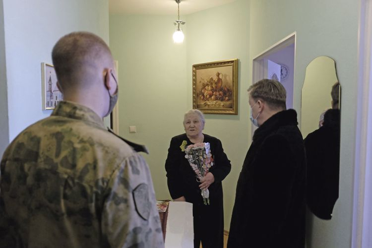 В Нарьян-Маре офицеры Росгвардии поздравили ветеранов с 77-летием снятия блокады Ленинграда
