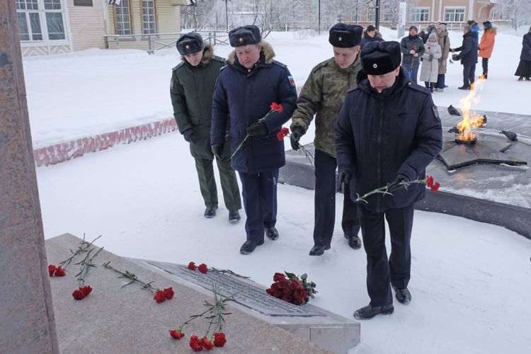 В Нарьян-Маре начальник Управления Росгвардии по НАО возложил цветы в память о защитниках Отечества