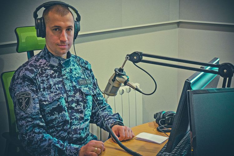«Правовой ликбез»: в Нарьян-Маре сотрудник Росгвардии разъяснил радиослушателям требования оружейного законодательства
