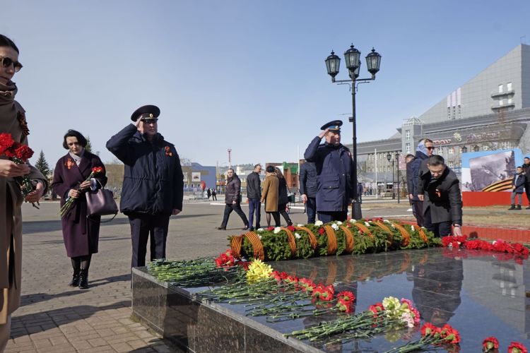Начальник Управления Росгвардии по НАО принял участие в возложении цветов и венков к Вечному огню у Обелиска Победы