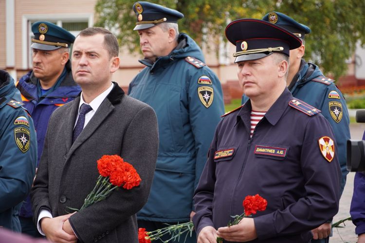 В Нарьян-Маре офицеры Росгвардии приняли участия в церемонии возложения цветов в День окончания Второй мировой войны