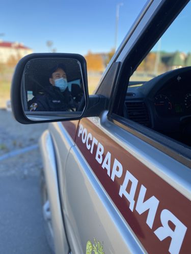 В Нарьян-Маре автопатруль Росгвардии пришёл на помощь замёрзшему мужчине