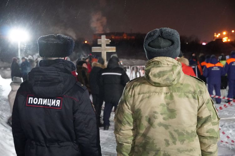 Фоторепортаж: как Росгвардия и полиция охраняли безопасность участников крещенских купаний в Нарьян-Маре