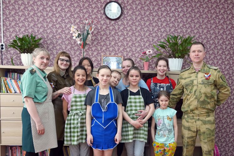В Нарьян-Маре военнослужащая Росгвардии провела кулинарный мастер-класс для воспитанников детского дома