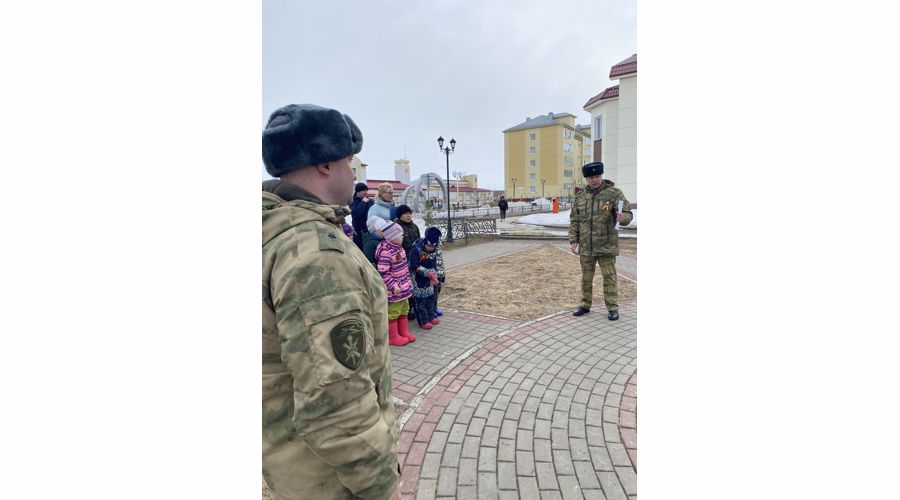 В Нарьян-Маре офицеры Росгвардии провели экскурсию по алее Славы для воспитанников детского дома