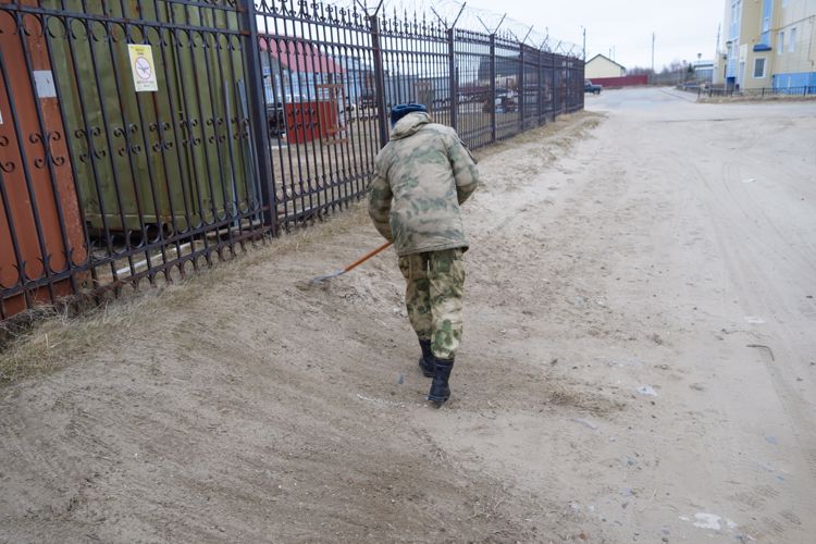 В Ненецком автономном округе личный состав Росгвардии поддержал месячник по уборке территорий