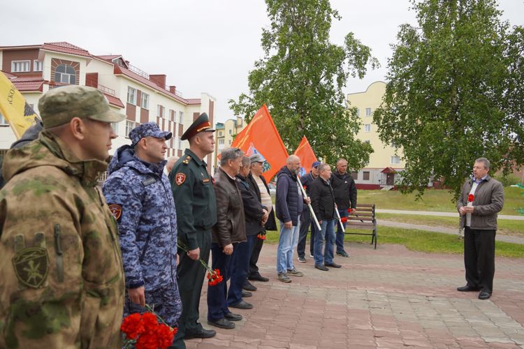 В Нарьян-Маре личный состав и ветераны Росгвардии почтили память павших в боях сослуживцев