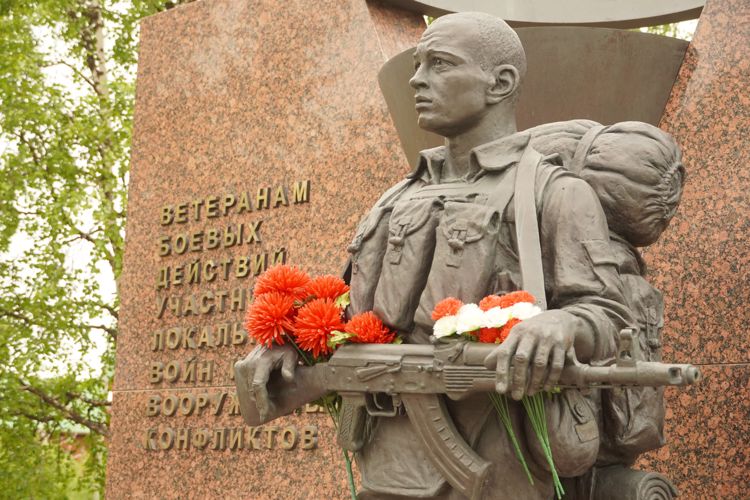 В Нарьян-Маре личный состав и ветераны Росгвардии почтили память павших в боях сослуживцев