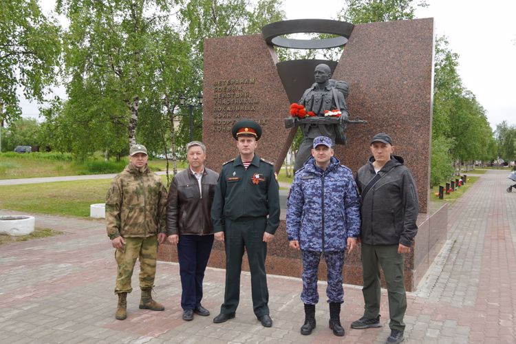 В Нарьян-Маре личный состав и ветераны Росгвардии почтили память павших в боях сослуживцев