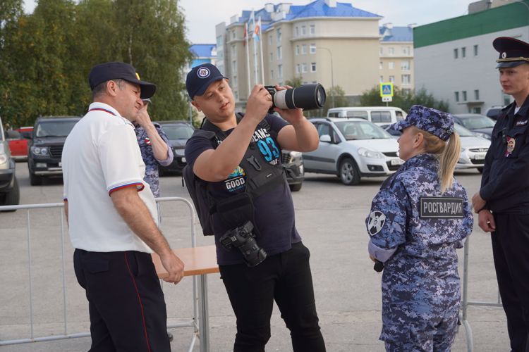 Росгвардия и полиция обеспечили безопасность участников праздничного концерта и автопробега в Нарьян-Маре