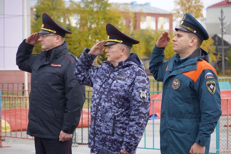 В Нарьян-Маре офицеры Росгвардии вместе с коллегами приняли участие в поднятии Государственного флага