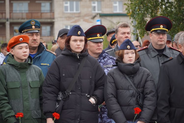 В Нарьян-Маре начальник регионального Управления Росгвардии принял участие в церемонии возложение цветов в день окончания Второй мировой войны