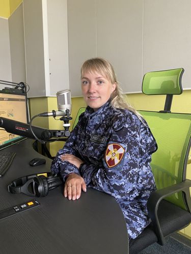 «Правовой ликбез»: В Нарьян-Маре военнослужащая Росгвардии рассказала радиослушателям об оружейной безопасности 