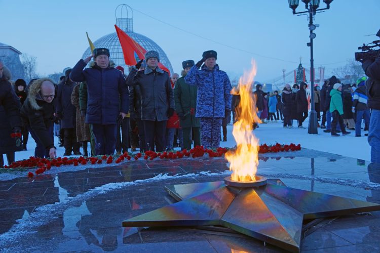 В Нарьян-Маре военнослужащие и сотрудники Росгвардии возложили цветы к Вечному огню в честь Дня Героев Отечества