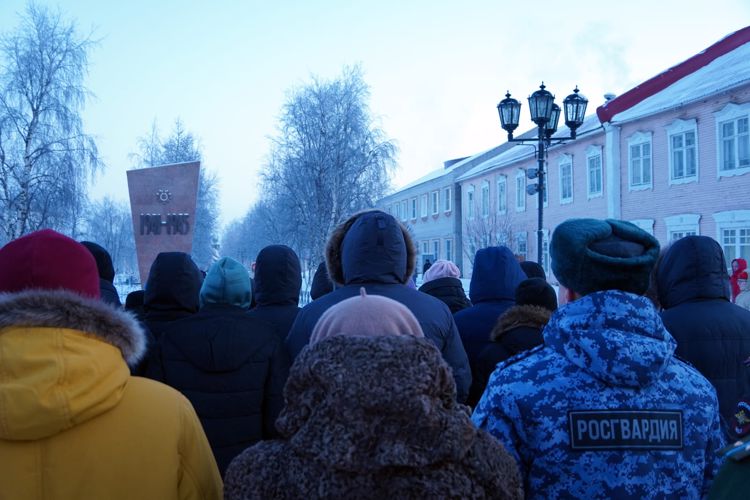 В Нарьян-Маре военнослужащие и сотрудники Росгвардии возложили цветы к Вечному огню в честь Дня Героев Отечества