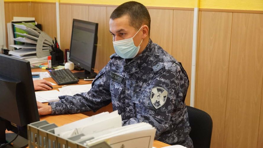 Сотрудники Росгвардии объясняют жителям НАО значение медицинского освидетельствования для владения оружием