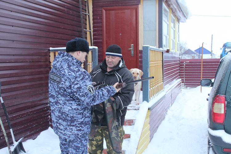 В Нарьян-Маре специалисты Росгвардии объясняют, для чего владельцы оружия проходят медосвидетельствование раз в пять лет