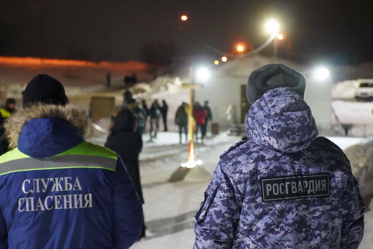 Росгвардия и полиция обеспечили безопасность участников крещенских богослужений и купаний в Нарьян-Маре