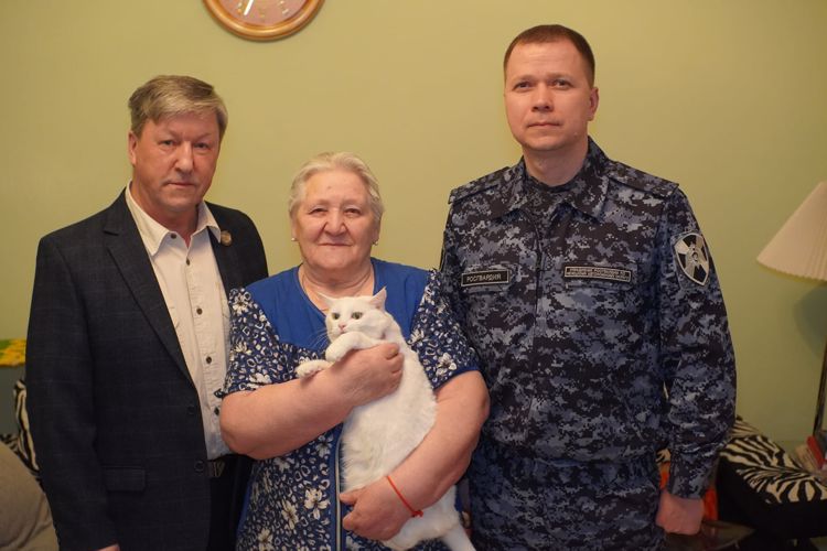 В Нарьян-Маре представители Росгвардии навестили и поздравили ветерана блокады Ленинграда