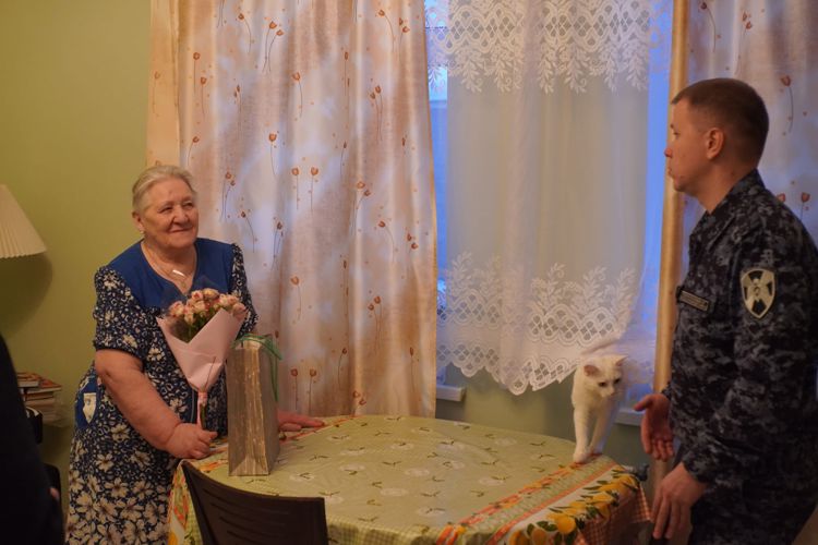 В Нарьян-Маре представители Росгвардии навестили и поздравили ветерана блокады Ленинграда