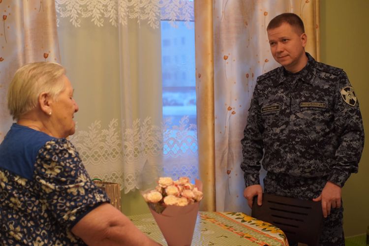 В Нарьян-Маре представители Росгвардии навестили и поздравили ветерана блокады Ленинграда