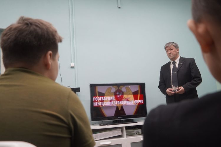 В Нарьян-Маре воспитанникам подшефного Росгвардии детского дома рассказали о подвигах защитников Отечества