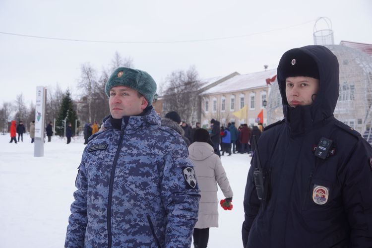 В день 80-летия победы в Сталинградской битве офицеры Росгвардии возложили цветы к Вечному огню в центре Нарьян-Мара