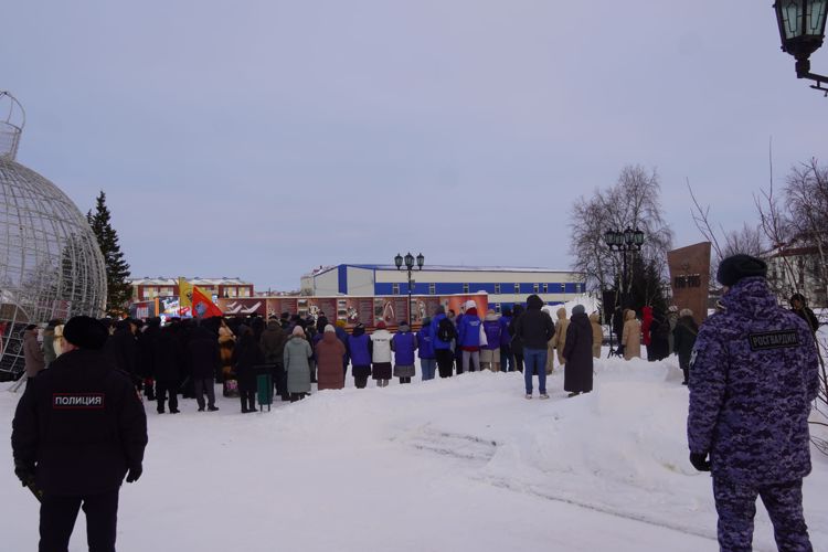 В день 80-летия победы в Сталинградской битве офицеры Росгвардии возложили цветы к Вечному огню в центре Нарьян-Мара
