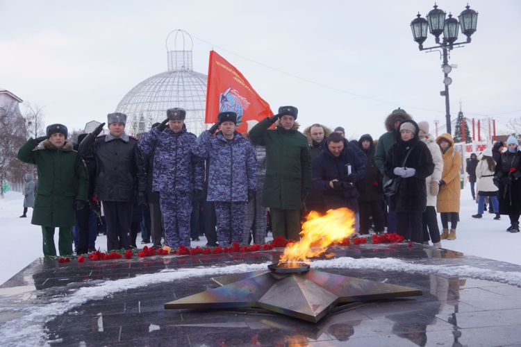 В день 80-летия победы в Сталинградской битве офицеры Росгвардии возложили цветы к Вечному огню в центре Нарьян-Мара