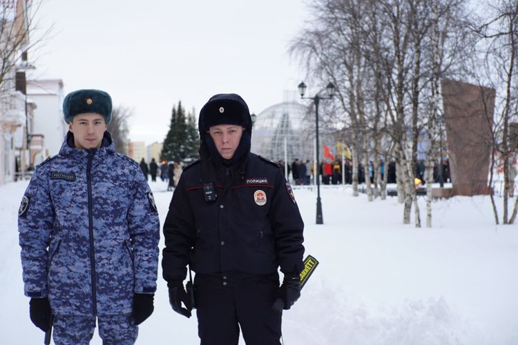 В день 80-летия победы в Сталинградской битве офицеры Росгвардии возложили цветы к Вечному огню в центре Нарьян-Мара