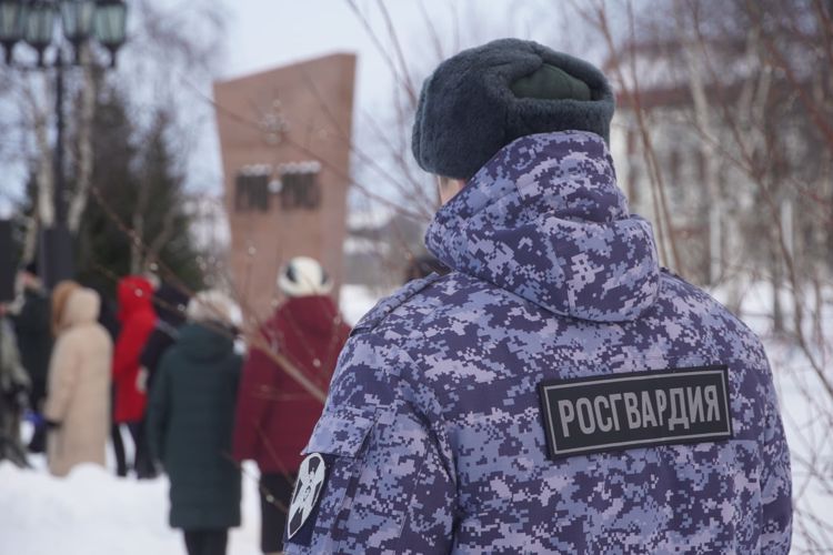В день 80-летия победы в Сталинградской битве офицеры Росгвардии возложили цветы к Вечному огню в центре Нарьян-Мара