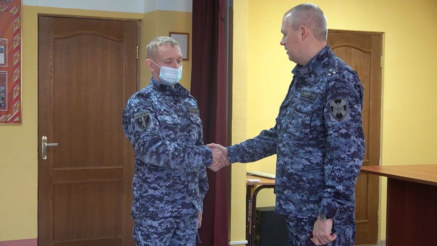 В Нарьян-Маре отличившимся офицерам Росгвардии вручили ведомственные награды