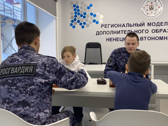 В Нарьян-Маре росгвардейцы провели шахматный мастер-класс для юных исследователей из технопарка «Кванториум»