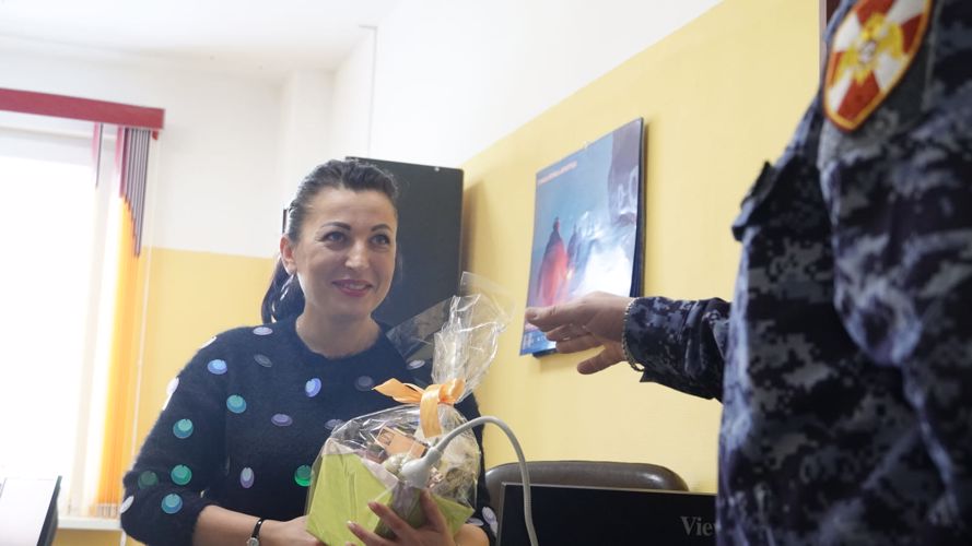 В Ненецком автономном округе росгвардейцы поздравили девушек в погонах с Международным женским днём