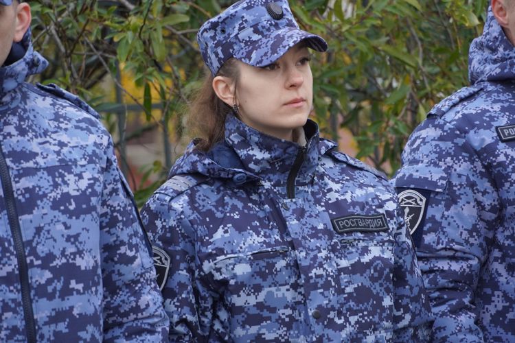 В Ненецком автономном округе росгвардейцы поздравили девушек в погонах с Международным женским днём