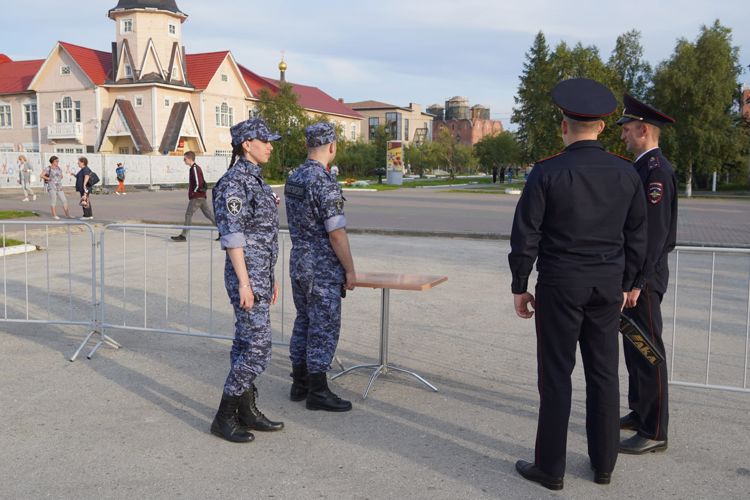 В Ненецком автономном округе росгвардейцы поздравили девушек в погонах с Международным женским днём
