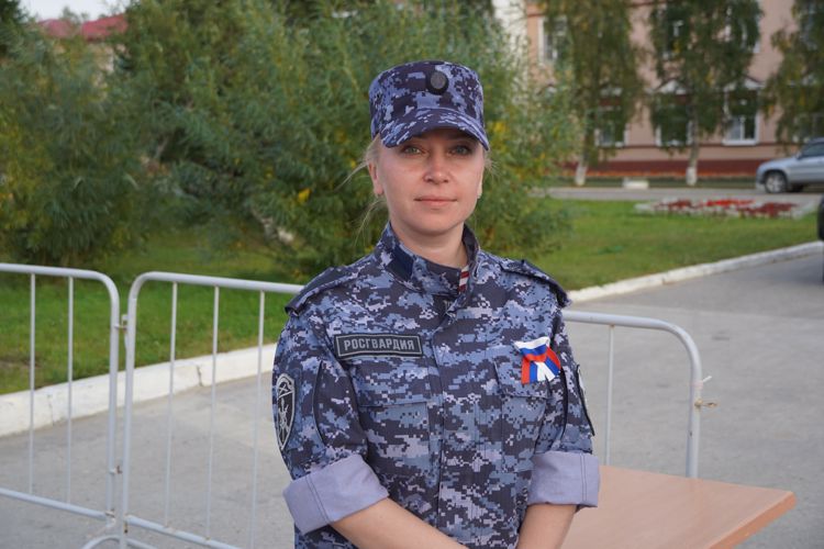 В Ненецком автономном округе росгвардейцы поздравили девушек в погонах с Международным женским днём