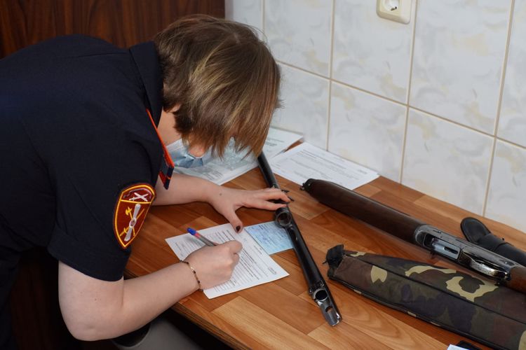 В Нарьян-Маре сотрудники Росгвардии объясняют жителям региона порядок ремонта гражданского оружия
