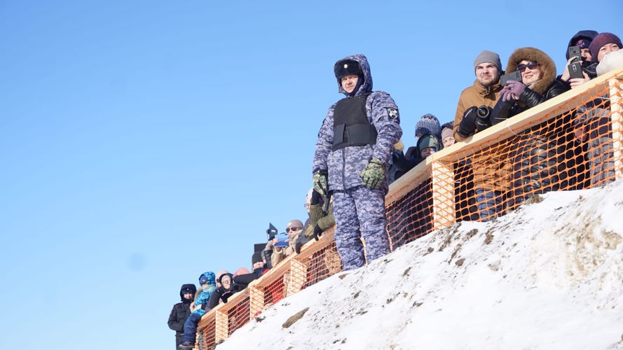 В Нарьян-Маре росгвардейцы обеспечили безопасность снегоходного кросса и гонок на оленьих упряжках