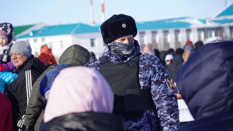 В Нарьян-Маре росгвардейцы обеспечили безопасность снегоходного кросса и гонок на оленьих упряжках
