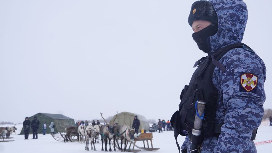 В Нарьян-Маре росгвардейцы обеспечили безопасность снегоходного кросса и гонок на оленьих упряжках