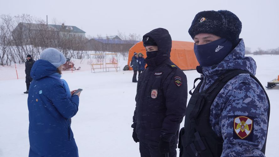 В Нарьян-Маре росгвардейцы обеспечили безопасность снегоходного кросса и гонок на оленьих упряжках