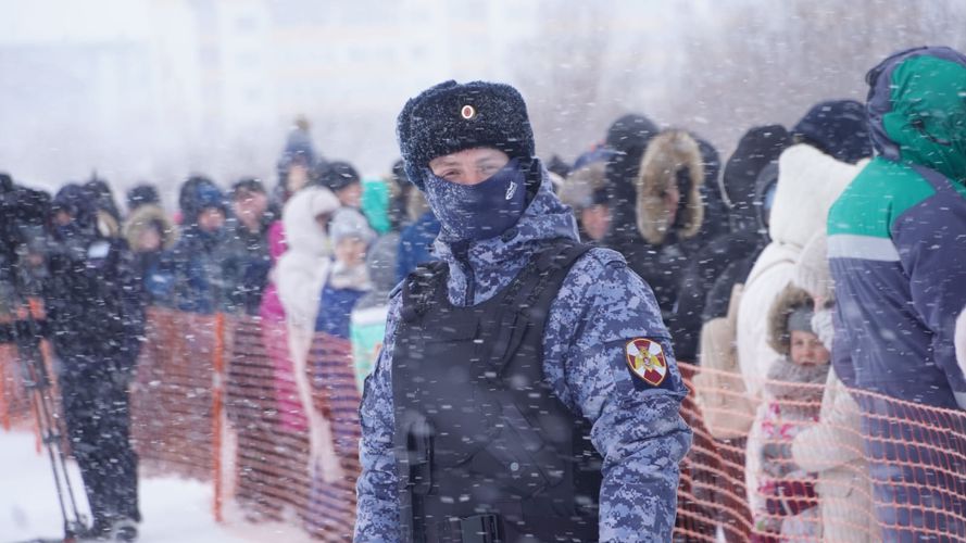 В Нарьян-Маре росгвардейцы обеспечили безопасность снегоходного кросса и гонок на оленьих упряжках
