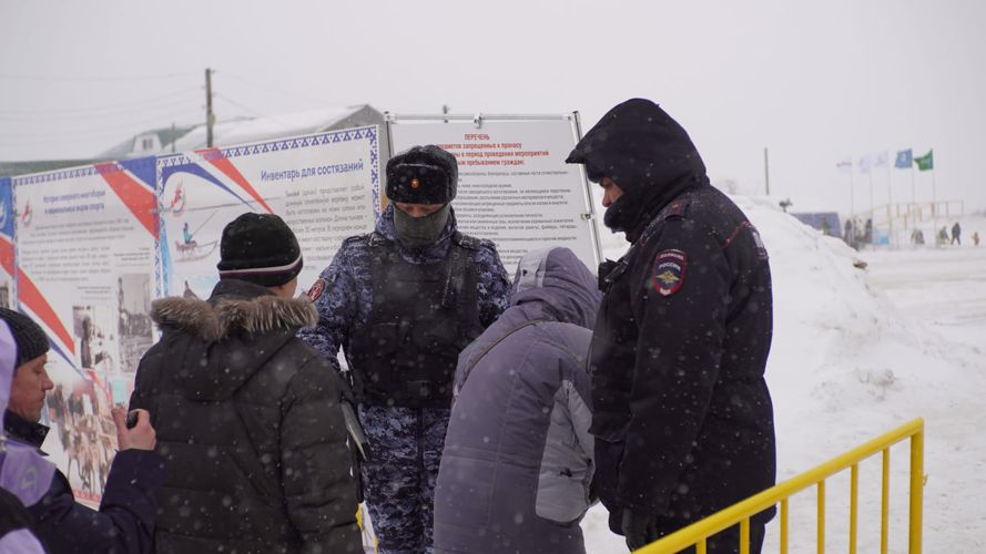 В Нарьян-Маре росгвардейцы обеспечили безопасность снегоходного кросса и гонок на оленьих упряжках