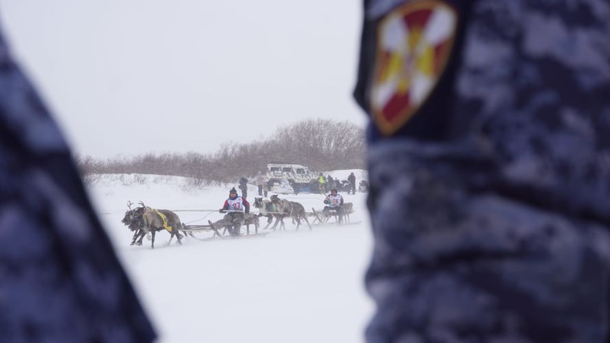 В Нарьян-Маре росгвардейцы обеспечили безопасность снегоходного кросса и гонок на оленьих упряжках