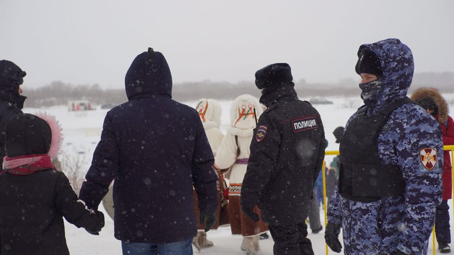 В Нарьян-Маре росгвардейцы обеспечили безопасность снегоходного кросса и гонок на оленьих упряжках